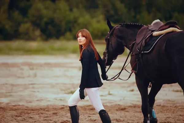 Ιππικό Άθλημα Γυναίκα Ιππεύει Άλογο — Φωτογραφία Αρχείου