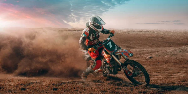 Motocross Mann Auf Dem Fahrrad — Stockfoto