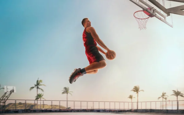 Basketbolcular Sokak Basketbolunda Oynuyor — Stok fotoğraf