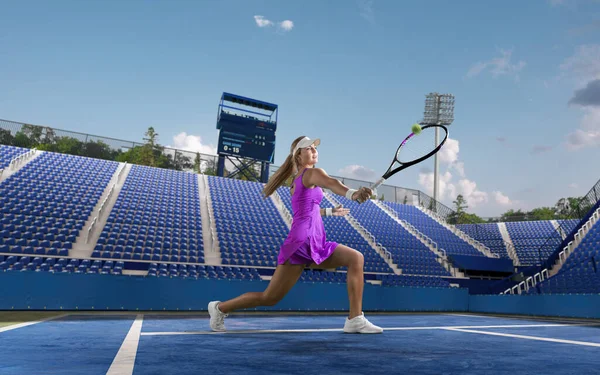 Junges Mädchen Spielt Tennis — Stockfoto