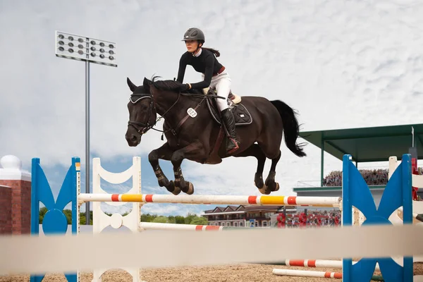 Sport Équestre Jeune Fille Monte Cheval Sur Championnat — Photo