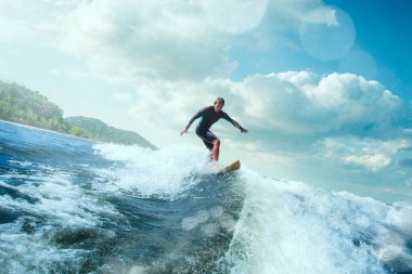 Mavi Okyanus Dalgası 'nda Sörfçü. 