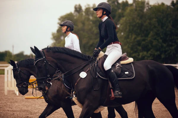 Sporty Jeździeckie Młoda Dziewczyna Jeździ Konno — Zdjęcie stockowe