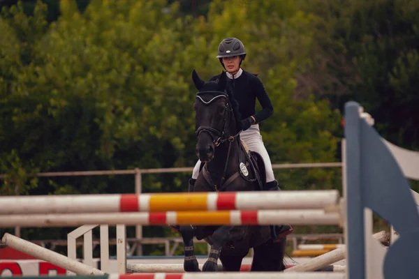 馬術スポーツ 馬に乗って若い女の子の乗り物 — ストック写真