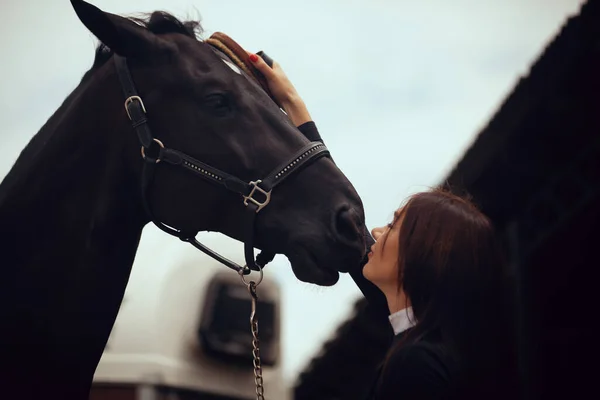 Desporto Equestre Menina Monta Cavalo — Fotografia de Stock