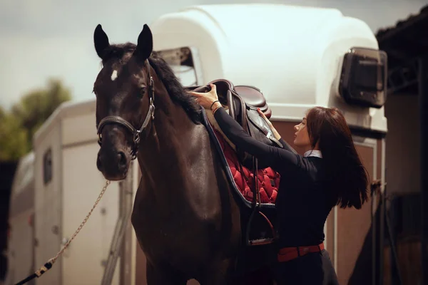 馬術スポーツ 馬に乗って若い女の子の乗り物 — ストック写真