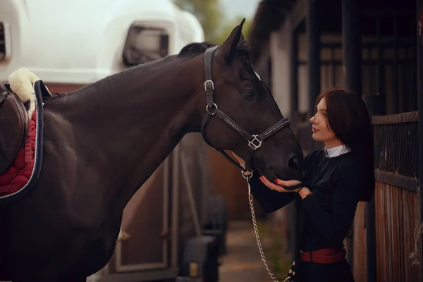 Sport Equestre Giovane Ragazza Cavalca Cavallo — Foto Stock