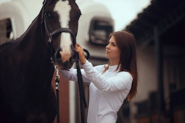 Desporto Equestre Menina Monta Cavalo — Fotografia de Stock