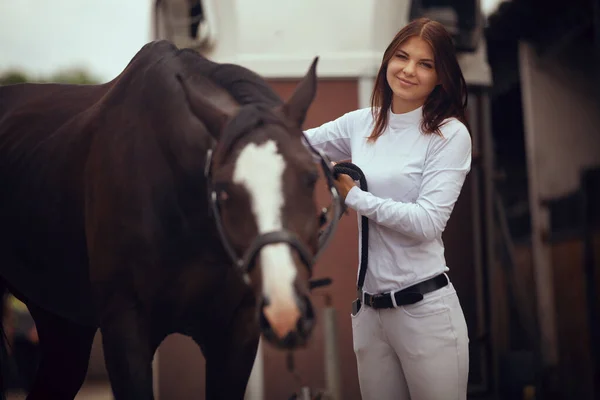 Sporty Jeździeckie Młoda Dziewczyna Jeździ Konno — Zdjęcie stockowe