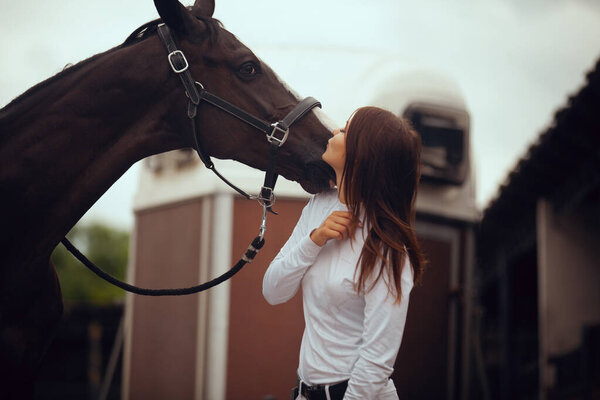 Конный спорт - молодая девушка едет на лошади.