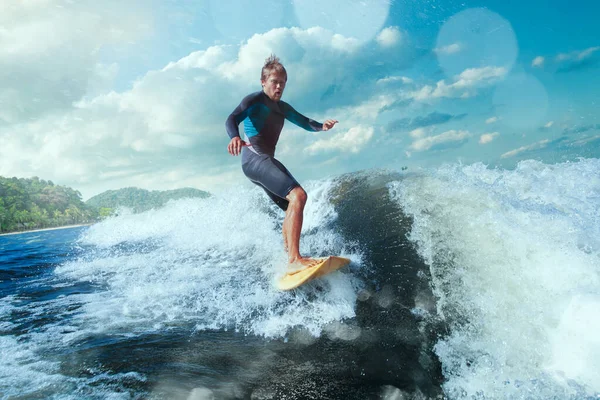 Surfista Onda Azul Oceano Ficando Barricada — Fotografia de Stock