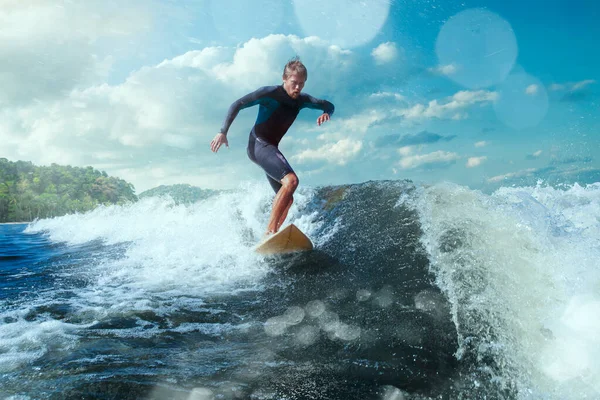 Surfista Onda Azul Oceano Ficando Barricada — Fotografia de Stock