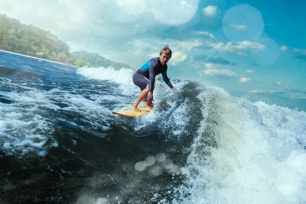 Surfeur Sur Blue Ocean Wave Obtenir Barreled — Photo