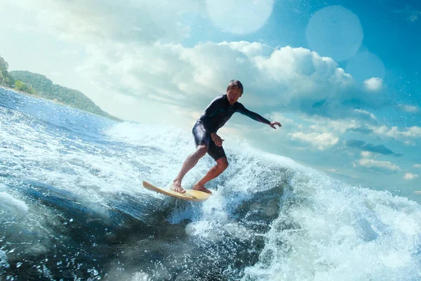 Surfista Onda Azul Oceano Ficando Barricada — Fotografia de Stock