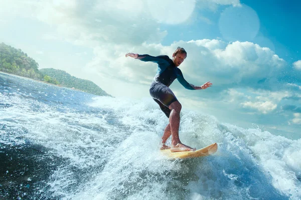 Surfista Onda Azul Oceano Ficando Barricada — Fotografia de Stock