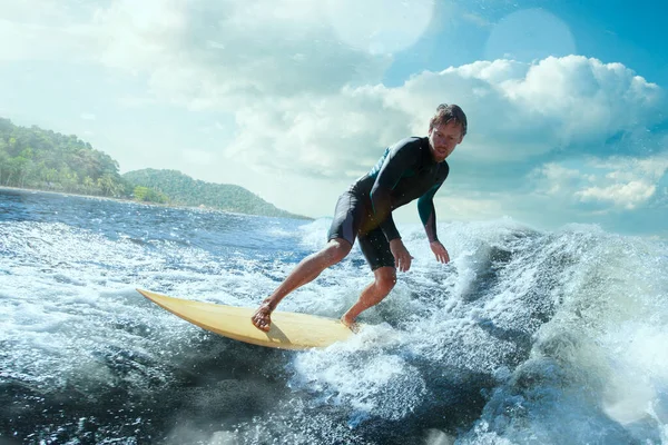 Surfista Onda Azul Oceano Ficando Barricada — Fotografia de Stock