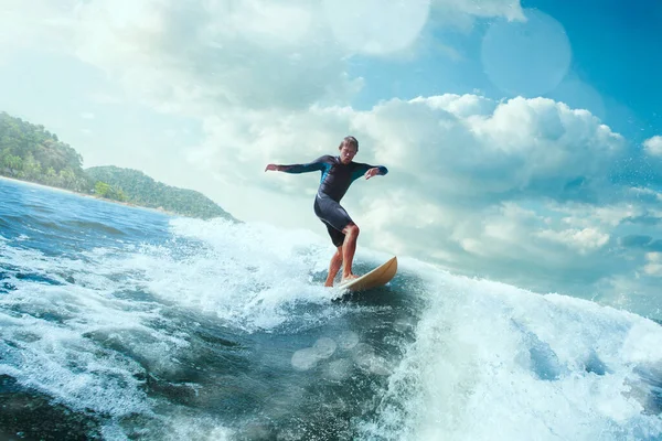 Surfer Auf Blue Ocean Wave Wird Ausgebremst — Stockfoto