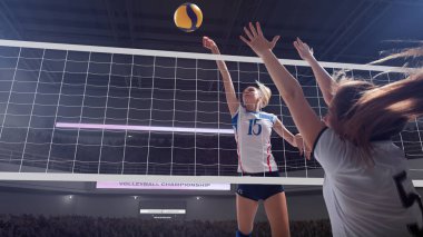 Profesyonel kadın voleybol oyuncuları iş başında.