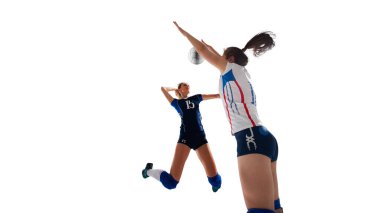 Beyaz arka planda kadın voleybol oyuncuları iş başında