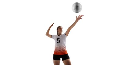 Beyaz arka planda kadın voleybol oyuncuları iş başında