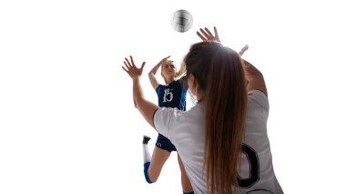 Beyaz arka planda kadın voleybol oyuncuları iş başında
