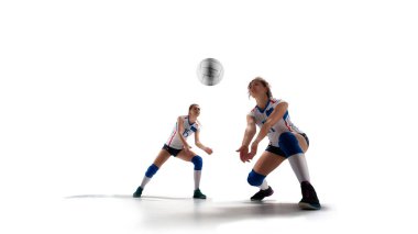 Beyaz arka planda kadın voleybol oyuncuları iş başında