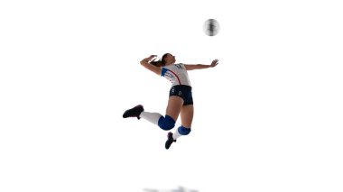 Beyaz arka planda kadın voleybol oyuncuları iş başında