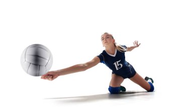 Beyaz arka planda kadın voleybol oyuncuları iş başında