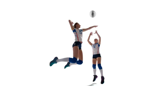 Vrouwelijke Professionele Volleybalspeelsters Actie Witte Backgr — Stockfoto