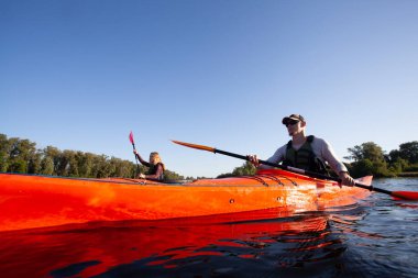 Kano yapıyorum. İnsanlar kanoyla kürek çekiyor. Kano gezisi. Kürek çekiyorum..