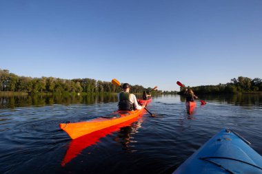Kano yapıyorum. İnsanlar kanoyla kürek çekiyor. Kano gezisi. Kürek çekiyorum..