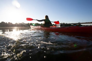 Kano yapıyorum. İnsanlar kanoyla kürek çekiyor. Kano gezisi. Kürek çekiyorum..
