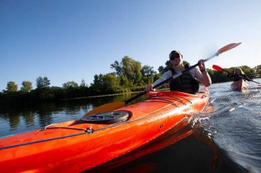 Kano yapıyorum. İnsanlar kanoyla kürek çekiyor. Kano gezisi. Kürek çekiyorum..