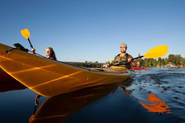 Kano yapıyorum. İnsanlar kanoyla kürek çekiyor. Kano gezisi. Kürek çekiyorum..