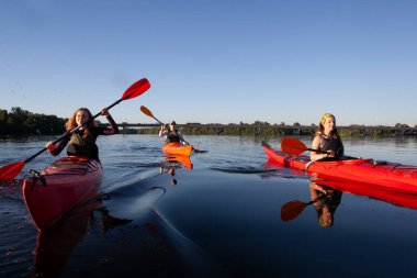Kano yapıyorum. İnsanlar kanoyla kürek çekiyor. Kano gezisi. Kürek çekiyorum..