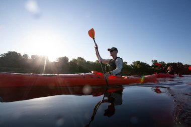 Kano yapıyorum. İnsanlar kanoyla kürek çekiyor. Kano gezisi. Kürek çekiyorum..