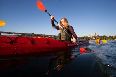 Kano yapıyorum. İnsanlar kanoyla kürek çekiyor. Kano gezisi. Kürek çekiyorum..
