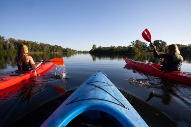 Kano yapıyorum. İnsanlar kanoyla kürek çekiyor. Kano gezisi. Kürek çekiyorum..