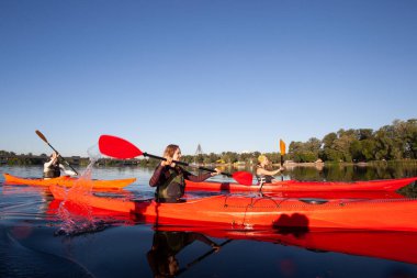 Kano yapıyorum. İnsanlar kanoyla kürek çekiyor. Kano gezisi. Kürek çekiyorum..