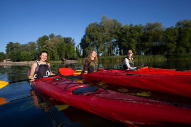 Kano yapıyorum. İnsanlar kanoyla kürek çekiyor. Kano gezisi. Kürek çekiyorum..