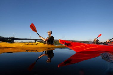 Kano yapıyorum. İnsanlar kanoyla kürek çekiyor. Kano gezisi. Kürek çekiyorum..