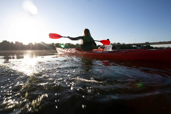 Kano yapıyorum. İnsanlar kanoyla kürek çekiyor. Kano gezisi. Kürek çekiyorum..