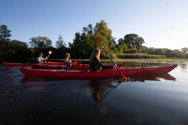 Caiaque Pessoas Remir Caiaque Canoagem Pás — Fotografia de Stock