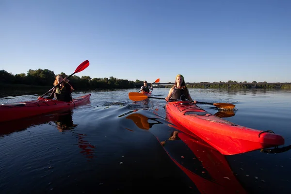 Caiaque Pessoas Remir Caiaque Canoagem Pás — Fotografia de Stock