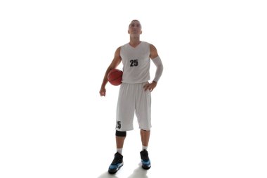Basketbolcu beyaz üzerine izole edilmiş.