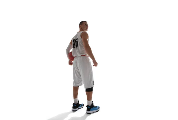 Баскетболист Изолирован Белом — стоковое фото