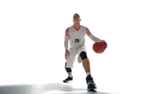 Basketbalista Izolovaný Bílém — Stock fotografie