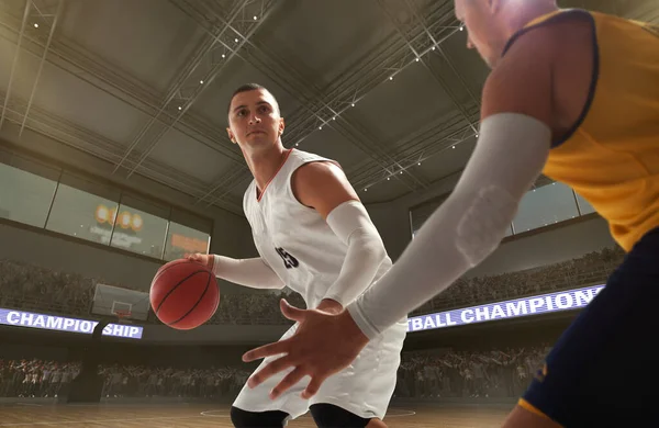 Basketbolcular maç boyunca büyük profesyonel arenada.