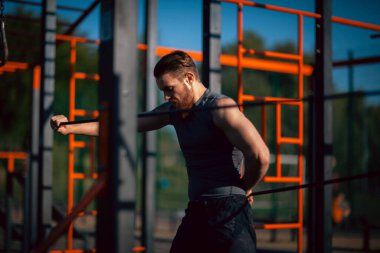 Atletik genç adam, sabahları spor yapıyor.