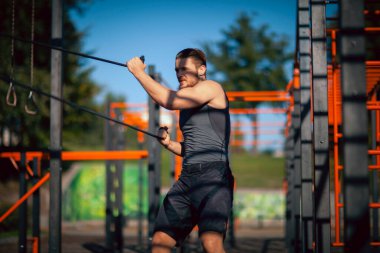 Atletik genç adam, sabahları spor yapıyor.